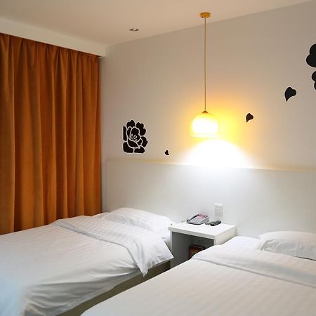 גואנגג'ואו V8 Hotel Xilang Subway Branch מראה חיצוני תמונה