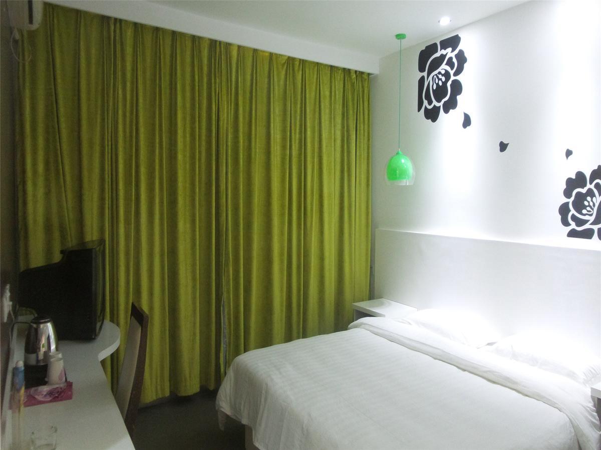 גואנגג'ואו V8 Hotel Xilang Subway Branch מראה חיצוני תמונה